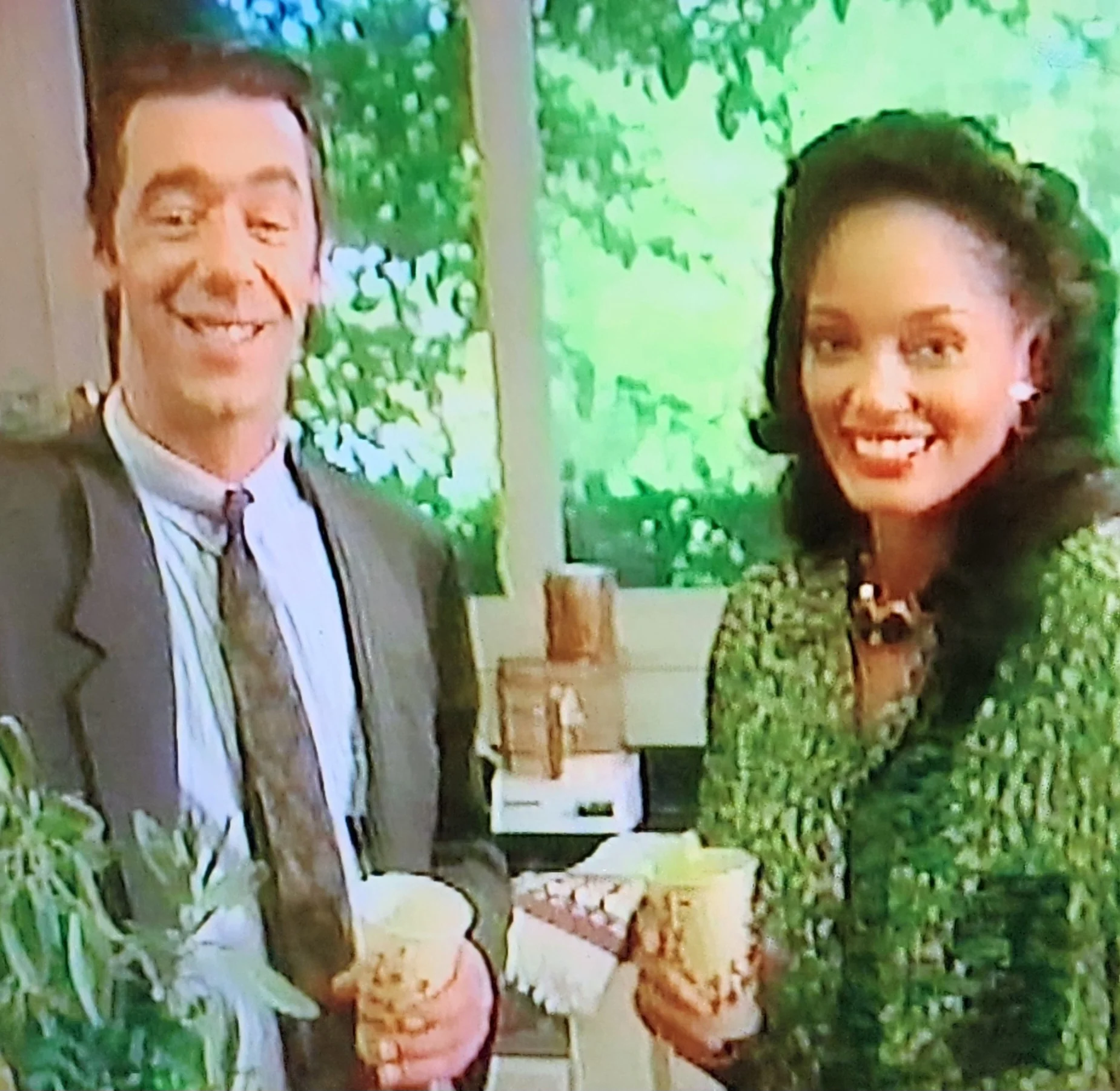 CELEBRITY GUIDE TO ENTERTAINING (1992) VERY RARE!!! Whoopi Goldberg, Dudley Moore, Henry Winkler, Steven Seagal, Terri Garr, Jon Voight, Jackie Collins, Tony Curtis, Rod Steiger, Peter Weller, Merv Griffin, Shelley Hack, Kelly LeBrock, Sarah Douglas - Image 2