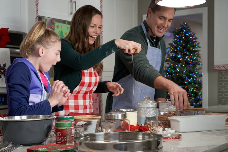 CHRISTMAS COOKIE CATASTROPHE, A (HALLMARK 11/5/17) Rachel Boston, Victor Webster, Averie Peters, Stephanie Sy, Erik Athavale, Melissa Murray-Mutch, John B. Lowe, Mariam Bernstein, Brandon McEwan, Dylan McEwan - Image 3