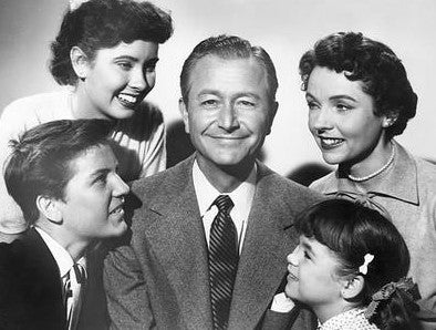 FATHER KNOWS BEST - THE COMPLETE SERIES + 2 EXCLUSIVE BONUS DISCS (CBS 1954-1955/NBC 1955-1958/CBS 1958-1960) EXCELLENT!!! RETAIL QUALITY!!! Robert Young, Jane Wyatt, Elinor Donahue, Billy Gray, Lauren Chapin - Image 2