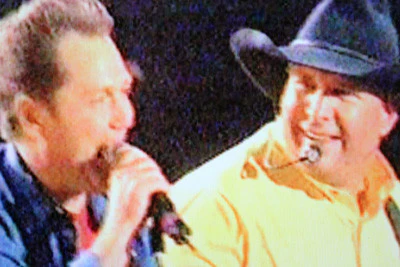 GARTH BROOKS COAST TO COAST LIVE 3: SOUTH PADRE ISLAND, TX (CBS 11/28/01) - Image 4