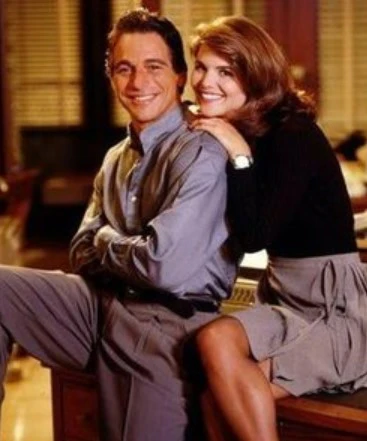 HUDSON STREET – THE COMPLETE SERIES (ABC 1995) RARE!!! BROADCAST QUALITY!!! Tony Danza, Lori Loughlin, Frankie J. Galasso, Shareen J. Mitchel, Jerry Adler, Christine Dunford, Tom Gallop, Jeffrey Anderson-Gunter - Image 3