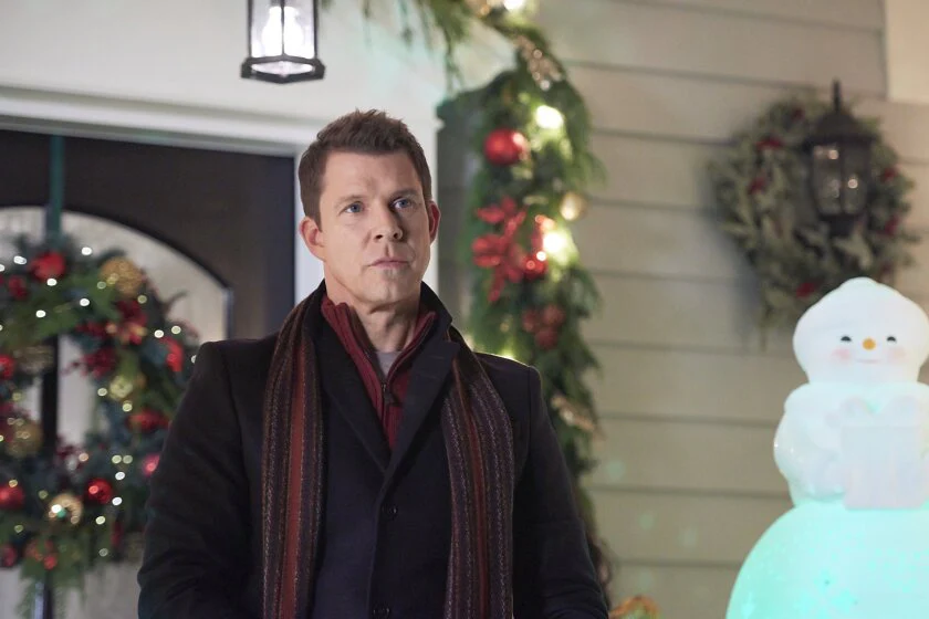 IT'S BEGINNING TO LOOK A LOT LIKE CHRISTMAS (Hallmark 12/21/19) Eric Mabius, Tricia Helfer, Nolan Hupp, Viv Leacock, Aliza Vellani - Image 5