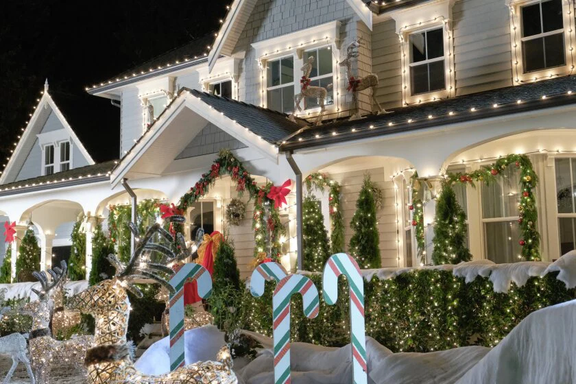 IT'S BEGINNING TO LOOK A LOT LIKE CHRISTMAS (Hallmark 12/21/19) Eric Mabius, Tricia Helfer, Nolan Hupp, Viv Leacock, Aliza Vellani - Image 7