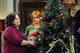 MIKE & MOLLY: THE CHRISTMAS EPISODES (CBS 2010-2016) Melissa McCarthy, Billy Gardell, Swoosie Kurtz, Reno Wilson, Katy Mixon, Rondi Reed, Louis Mustillo, Nyambi Nyambi - Image 2