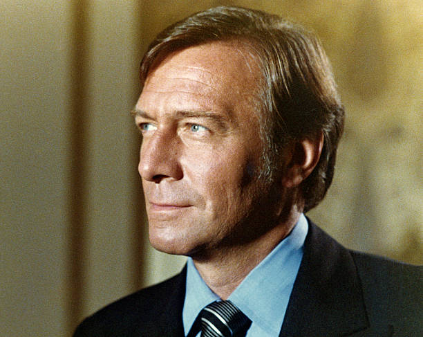 ARTHUR HAILEY'S THE MONEYCHANGERS (NBC 1976) EXCELLENT QUALITY!!! Kirk Douglas, Christopher Plummer, Timothy Bottoms, Loren Greene, Susan Flannery, Anne Baxter, Helen Hayes, Patrick O'Neal, Joan Collins, Robert Loggia, Jean Peters, Hayden Rorke - Image 4