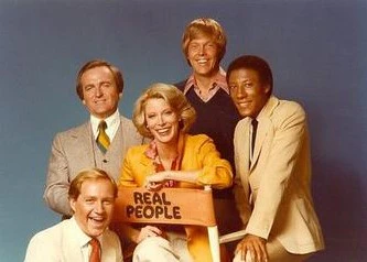 REAL PEOPLE - THE COMPLETE SERIES (NBC 1979-84) VERY RARE!!! EXCELLENT QUALITY!!! John Barbour, Sarah Purcell, Byron Allen, Skip Stephenson, Bill Rafferty, Mark Russell, Peter Billingsley, David Ruprecht, Fred Willard - Image 5