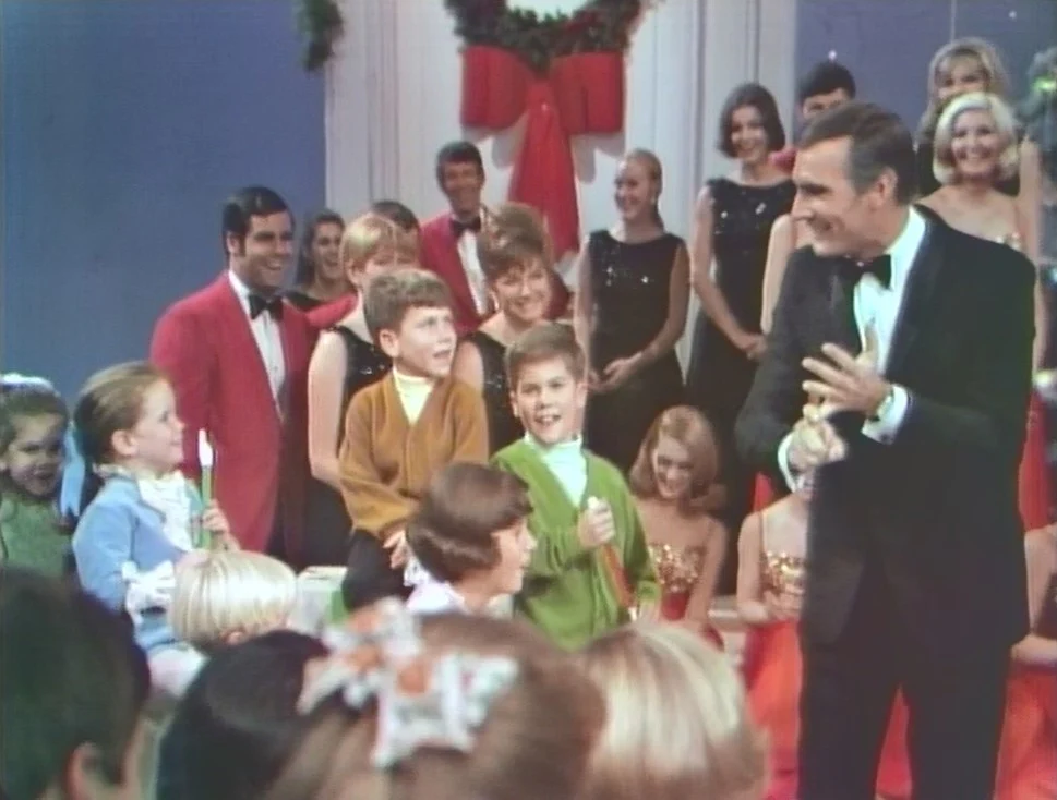DEAN MARTIN CHRISTMAS SHOW, THE (NBC 12/19/68) Dean Martin, Bob Hope, Bob Newhart, Dom DeLuise, Dennis Weaver - Image 12