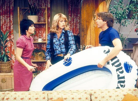 THREE’S COMPANY - THE COMPLETE SERIES + BONUS MATERIAL (ABC 1977-84) John Ritter, Suzanne Somers, Joyce DeWitt, Norman Fell, Audra Lindley, Don Knotts, Jenilee Harrison, Priscilla Barnes, Richard Kline, Ann Wedgeworth - Image 7