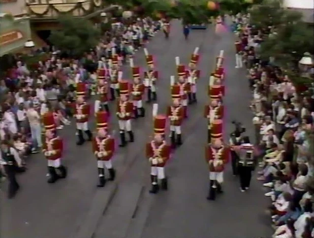 WALT DISNEY WORLD'S 1996 MERRY CHRISTMAS DAY PARADE (ABC 12/25/86) - Image 11